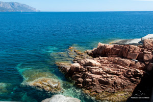 rote Felsen im Meer