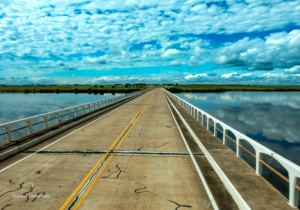 Brücke über und unter blau