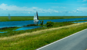 Segeln neben der Strasse