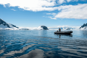 19-20191214-1553-Zodiac-alleine-im-Eismeer-DSC 5688-alone-in-the-Antartica