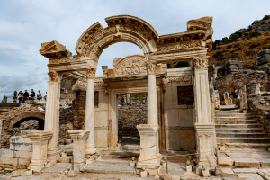 04-20231111-1306-Ephesus-Hauseingang-DSC 2027 