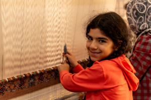 08-20231203-1203-Menschen-Teppichknuepfer-DSC 2463-young-carpet-weaver