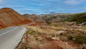 31-20231209-1303-Landschaft-Strasse-DSC 1800-Edit-road-through-the-hills