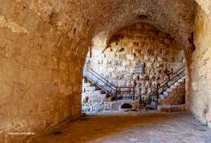 20-Treppe-nach-rechts-und-liniks-Ajoun